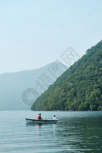 场景精美美丽家庭旅行湖船图片