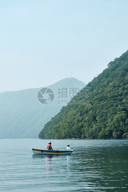 场景精美美丽家庭旅行湖船图片