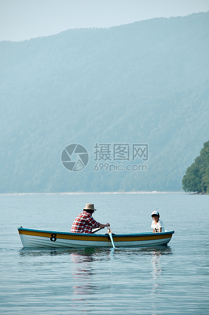 划船旅游小孩家庭旅行湖船图片