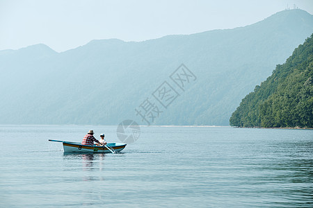 休闲男孩们通体家庭旅行湖船图片