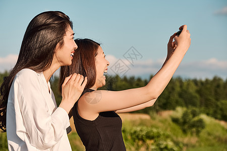 亚洲人肖像手机女人的旅程自然风光图片