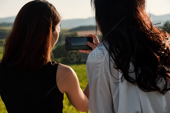 晚间假期旅游女人的旅程自然风光图片