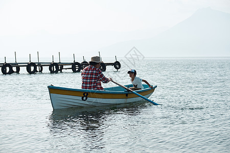 美丽父母身份留白家庭旅行湖船图片