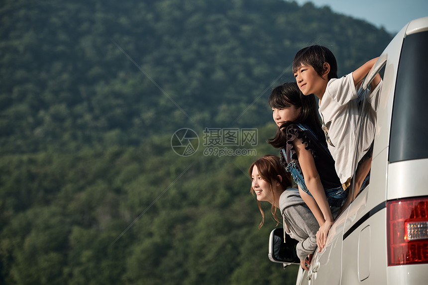 自驾旅行露出窗外的一家人图片