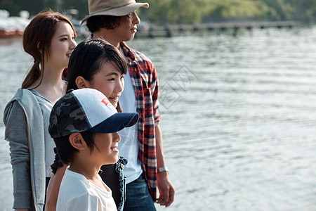 一家四口户外湖边旅行图片