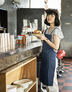 在一家餐厅工作的妇女图片