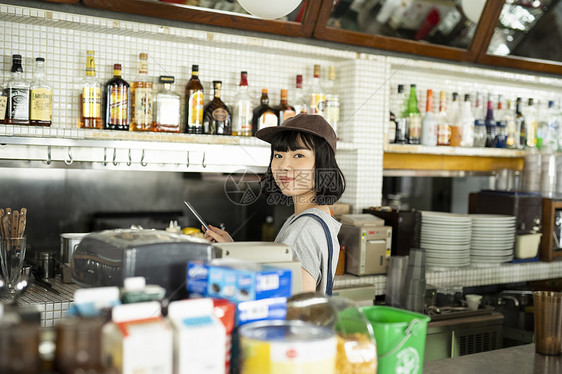 在一家餐厅工作的妇女图片