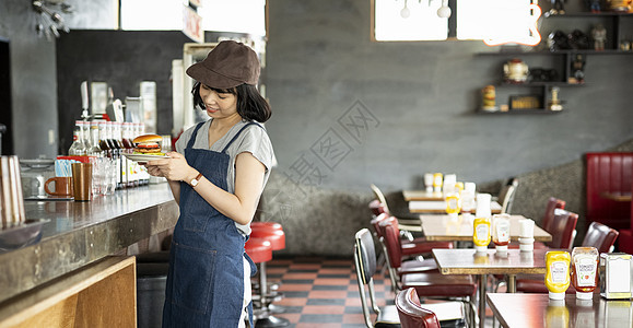 在一家餐厅工作的妇女图片