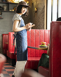 在一家餐厅工作的妇女点餐图片