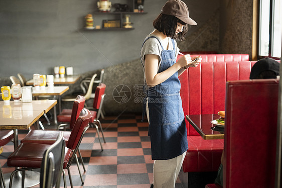 在一家餐厅工作的妇女点餐图片