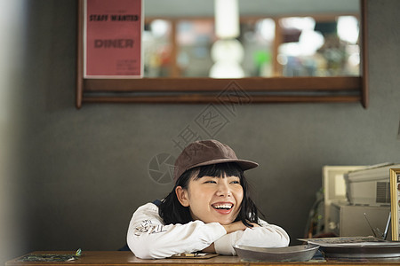 咖啡馆女收银员工作形象图片