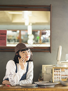 壮年女孩女在一家咖啡馆工作的妇女图片