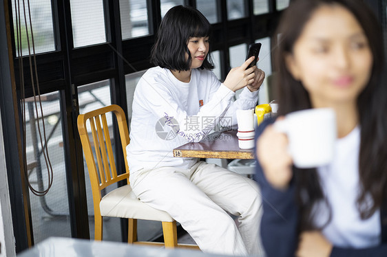 餐厅里休闲娱乐的年轻女孩图片