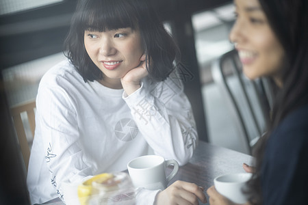 在咖啡馆休息的女子图片