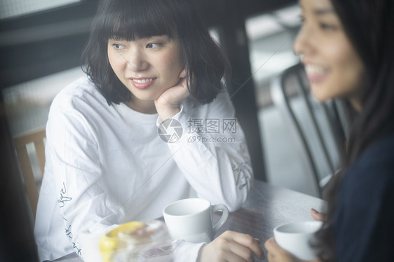 在咖啡馆休息的女子图片