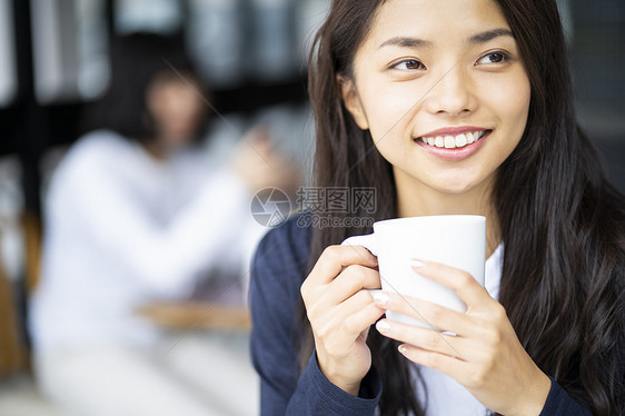 在咖啡馆休息的女子图片