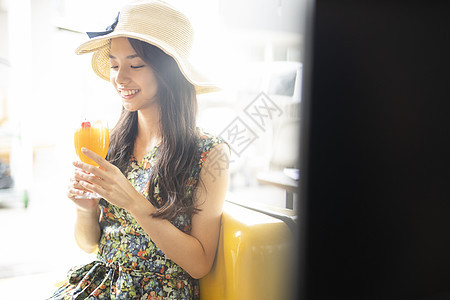 喜欢旅行的女子图片