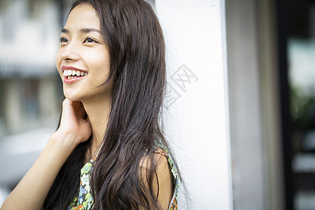 咖啡馆休息的女子图片