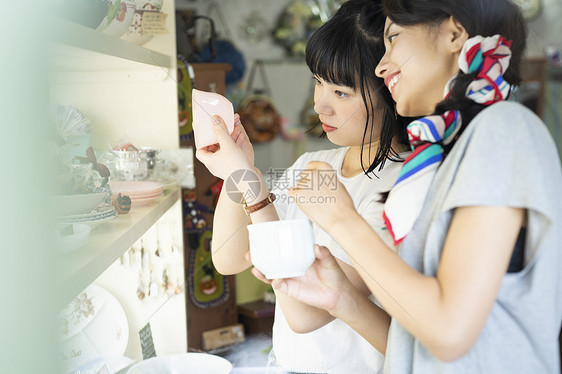 微笑喜欢购物的女人图片