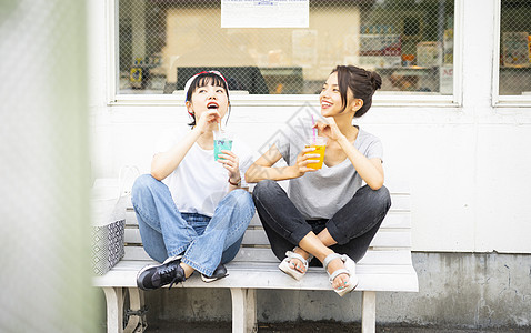 室外女人开心的喝果汁图片