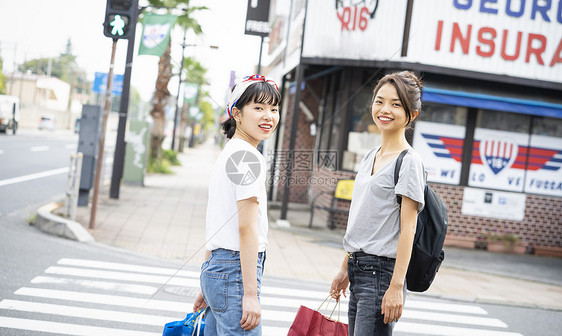 两个女人享受购物图片