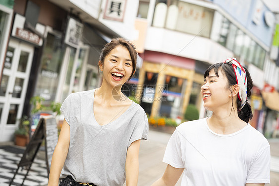 闺蜜开心逛街购物图片