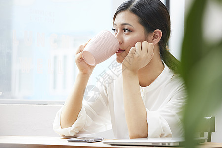 精致女人居家放松图片