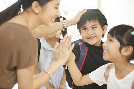 年轻女子肖像男孩小学生的生活图片