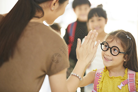 玄关上学途中青春小学生的生活图片