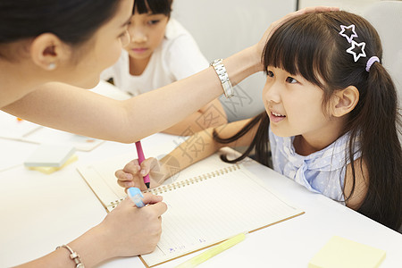 在学习的小孩图片