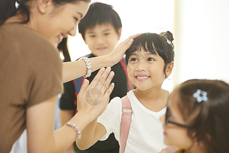 老师和孩子打招呼图片