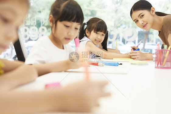 在学习的小学生图片