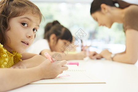 认真学习的小学生图片