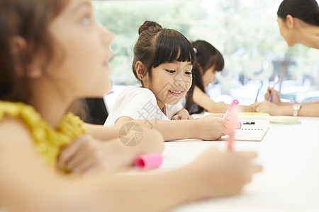 在认真学习的小学生们图片