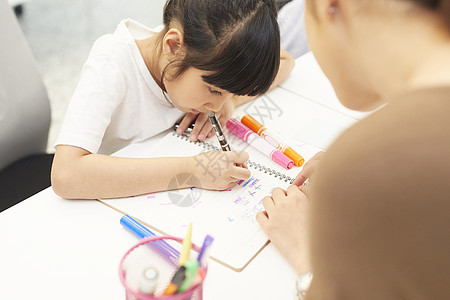 认真学习的小女孩图片