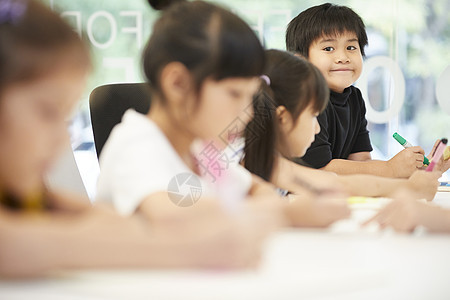 在学习的小学生图片