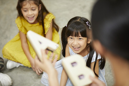 校园教师教小学生学习英语图片