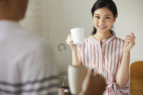 手拿水杯的青年女子图片