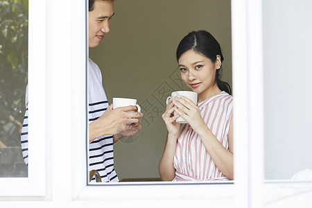 居家拿着水杯的夫妻图片