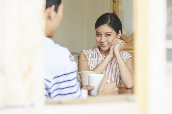 餐桌上喝下午茶的夫妻图片