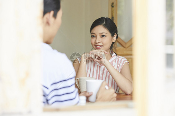 餐桌上喝咖啡聊天的夫妻图片