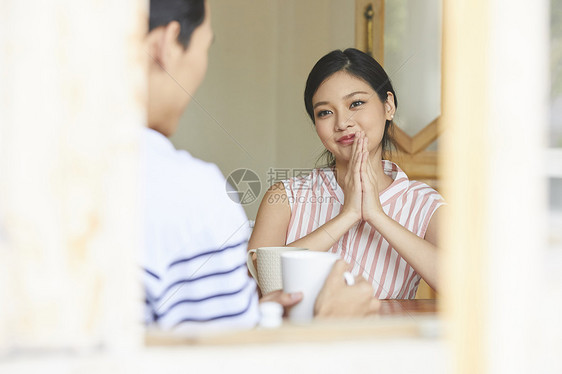 餐桌上喝咖啡聊天的夫妻图片