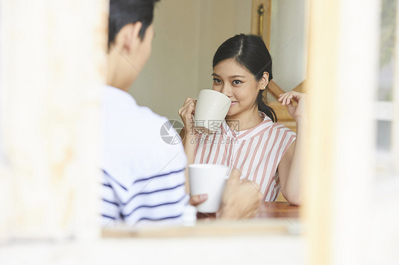 喝咖啡看着丈夫的妻子图片