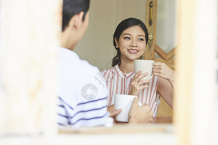 拿着咖啡微笑的年轻女子图片