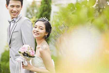 情侣在拍婚纱照图片