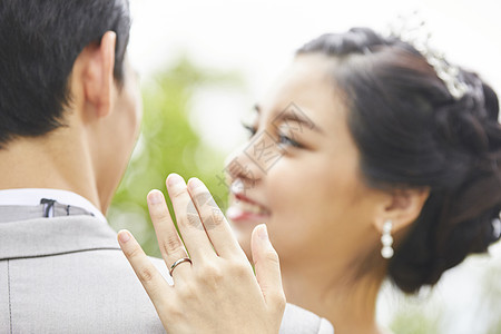 新娘的婚戒特写图片