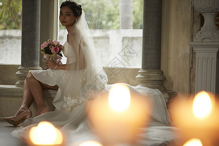 室内坐在台阶上拿着手捧花的新娘图片