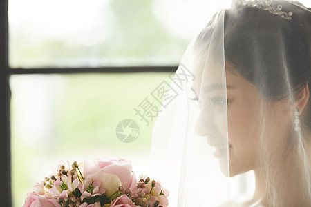 披着头纱拿着捧花的新娘图片
