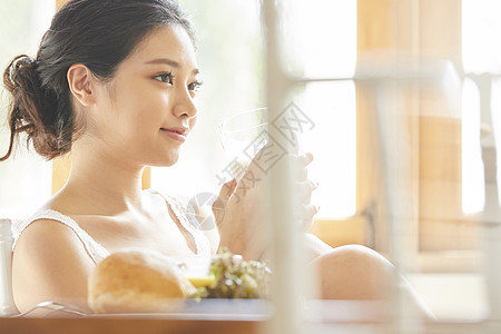 居家吃早餐的年轻女子图片