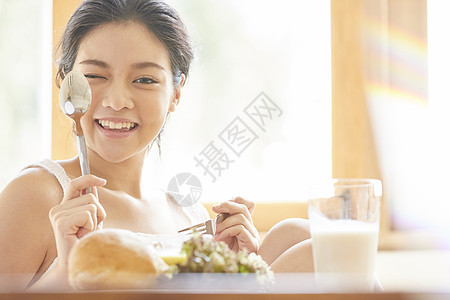 居家吃早餐的年轻女子图片
